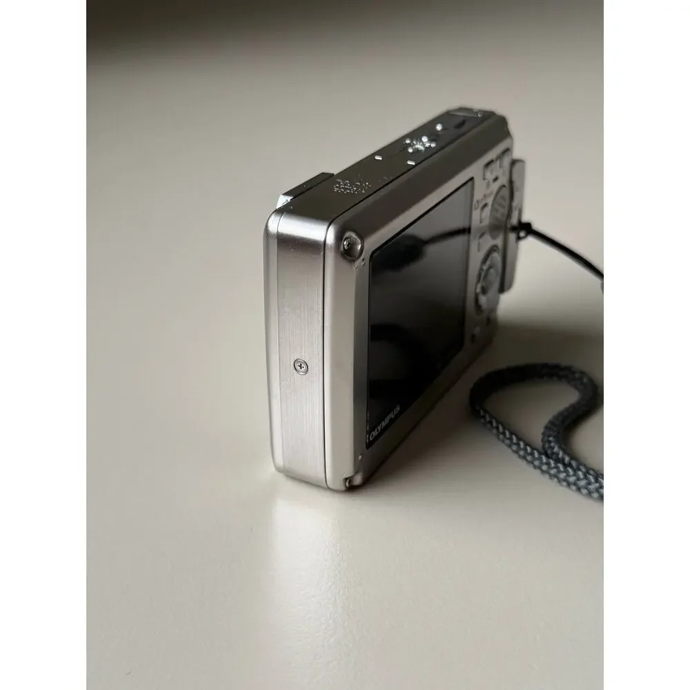 Olympus Stylus 770 SW Shock Waterproof y2k Digital Camera 7.1 MP w/Bag WORKS